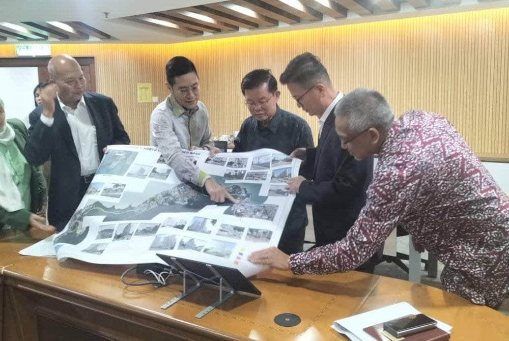 Kon Yeow (tiga dari kanan) menunjukkan pelan Pakej 1 ketika mengadakan sidang akhbar di pejabatnya di Komtar pada Khamis.