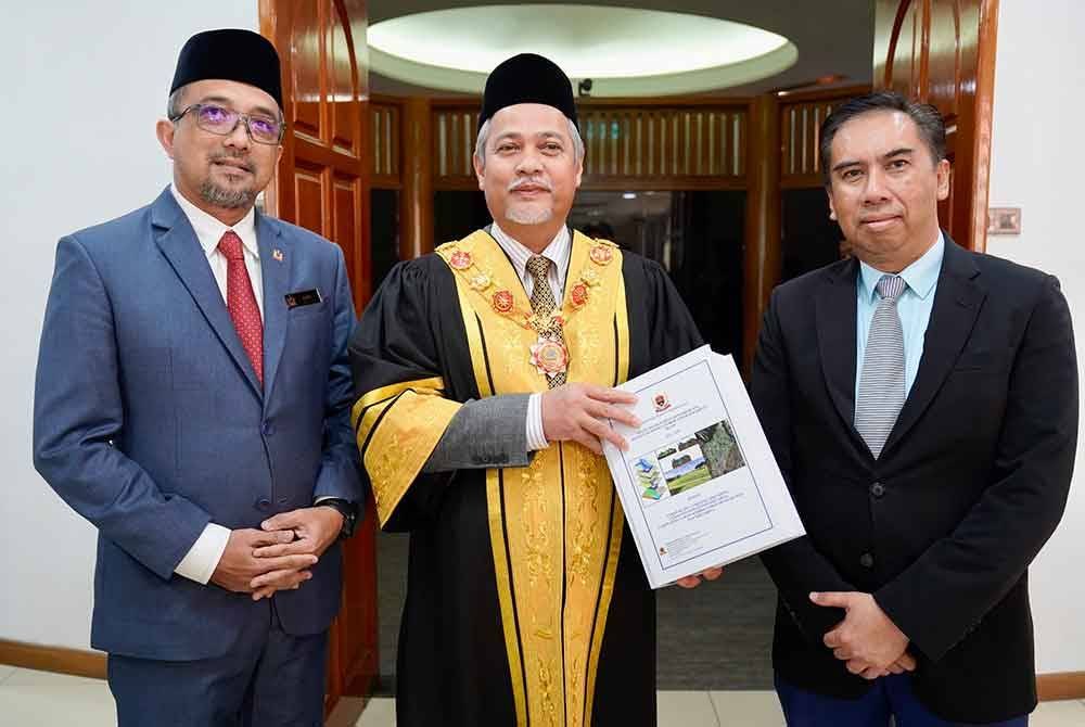 Abd Hamid (tengah) selepas melancarkan KLASS 2025-2030 pada Khamis - Foto: FB MBDK