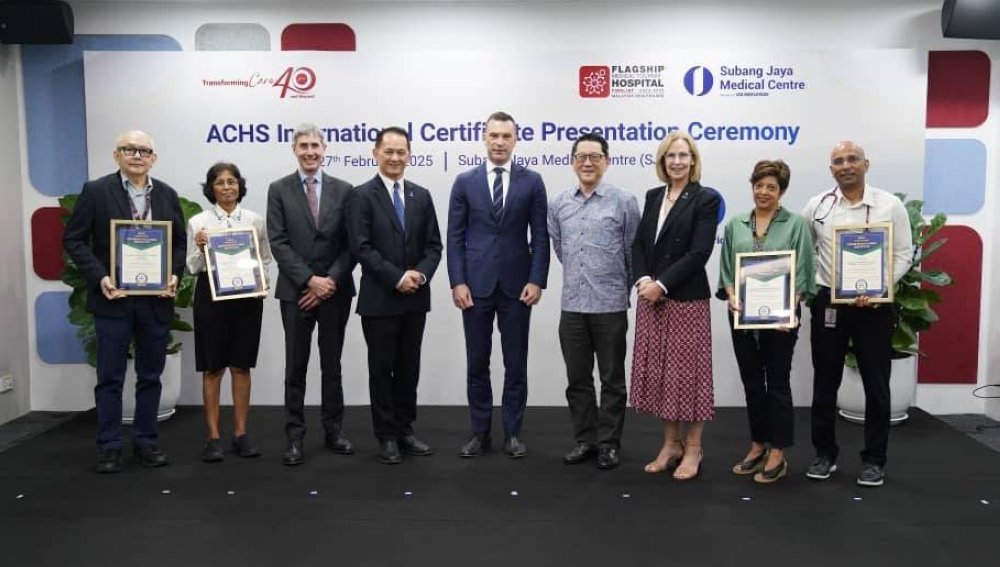 Simon Fellows (tengah), Bryan Lin (empat dari kiri) Gregory Harvey (lima dari kanan), Chan Boon Kheng (empat dari kanan) dan Louise Cuskelly (tiga dari kanan) bergambar pada ACHS International Certificate Presentation Ceremony pada Khamis.