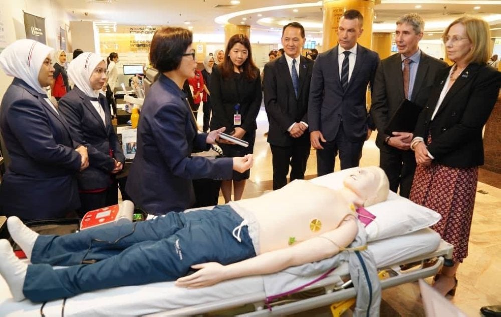 Simon Fellows (tiga dari kanan), Bryan Lin (empat dari kanan) dan Louise Cuskelly (kanan) melihat dan melawat pameran yang diadakan pada ACHS International Certificate Presentation Ceremony pada Khamis.