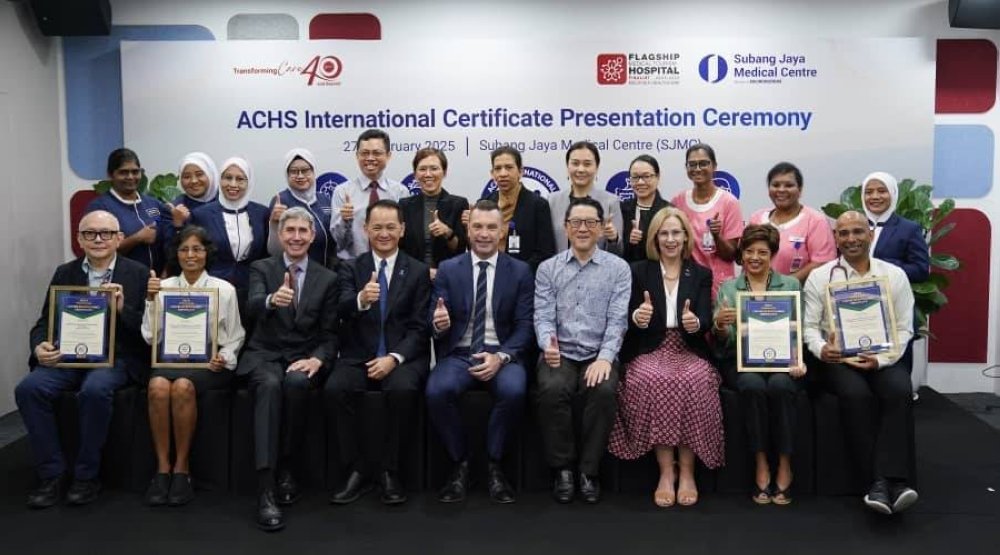 Simon Fellows (tengah), Bryan Lin (empat dari kiri) Gregory Harvey (lima dari kanan), Chan Boon Kheng (empat dari kanan) dan Louise Cuskelly (tiga dari kanan) bergambar selepas selesai menyampaikan sijil pada ACHS International Certificate Presentation Ceremony pada Khamis.
