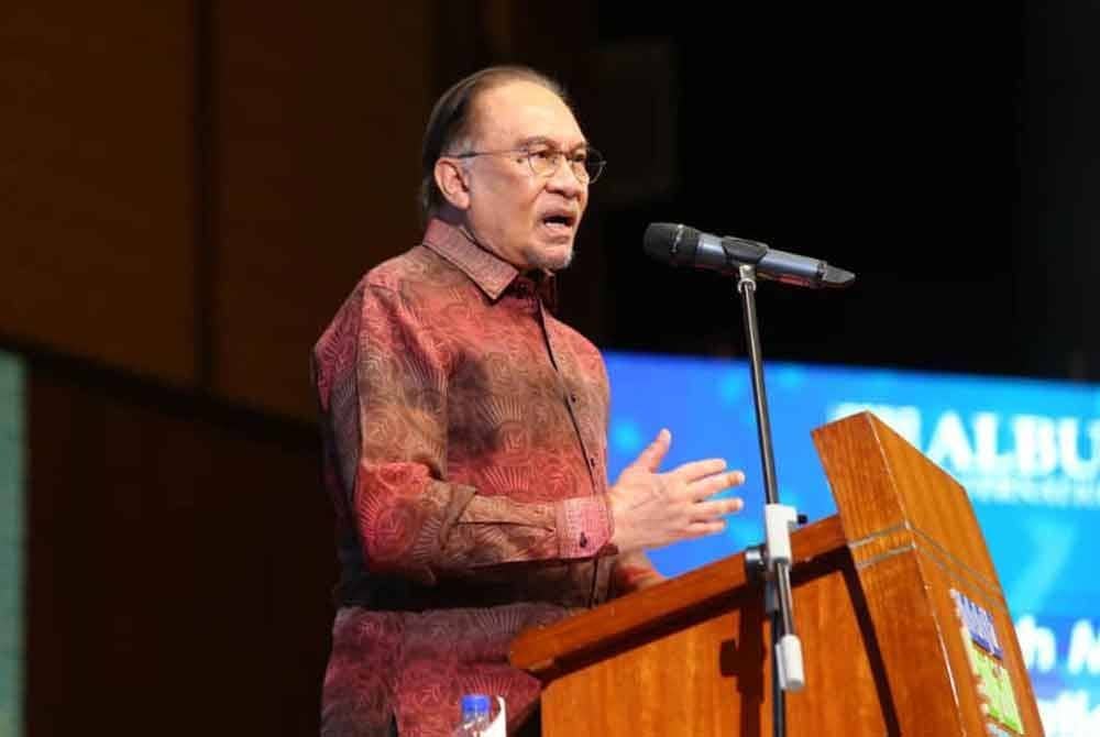 Anwar ketika berucap pada sesi ramah mesra bersama Pelajar Al-Bukhary International University (AIU) di sini pada Khamis.