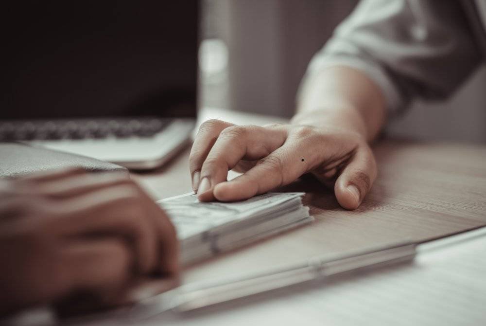 KEWAJIPAN membayar hutang tidak akan gugur sehinggalah ia dilunaskan atau dihalalkan oleh pemiliknya. Foto CANVA