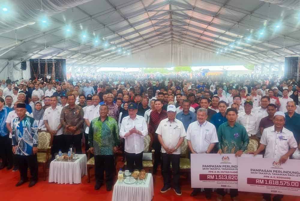 Anwar selepas meluncurkan Projek Pembangunan Infrastruktur bagi Menyokong Program Penanaman Padi Lima Musim dalam Tempoh Dua Tahun di Kampung Pida 4, Ayer Hitam, Jerlun pada Khamis.