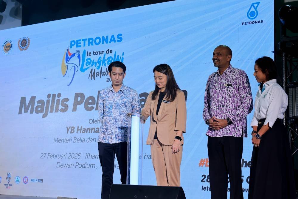 Menteri Belia dan Sukan Hannah Yeoh (dua dari kiri) merasmikan Edisi ke-29 Le Tour de Langkawi 2025 di Kementerian Belia dan Sukan (KBS) pada Khamis. Turut sama Timbalan Menteri Belia dan Sukan Adam Adli Abd Halim (kiri) dan Ketua Setiausaha KBS Dr Nagulendran Kangayatkarasu (tiga, kiri). - Bernama