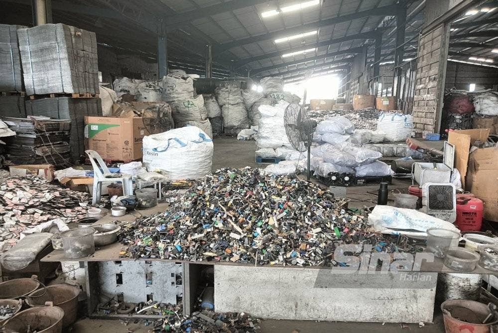 Sebahagian e-waste yang ditemukan semasa serbuan dilakukan Suruhanjaya Pencegahan Rasuah Malaysia (SPRM) bersama Jabatan Imigresen Malaysia (JIM) di lokasi pemprosesan barangan kitar semula itu di kawasan perindustrian Segamat Dua, Segamat, Johor pada Isnin. FOTO: SINAR HARIAN - HISYAMUDDIN AYUB.