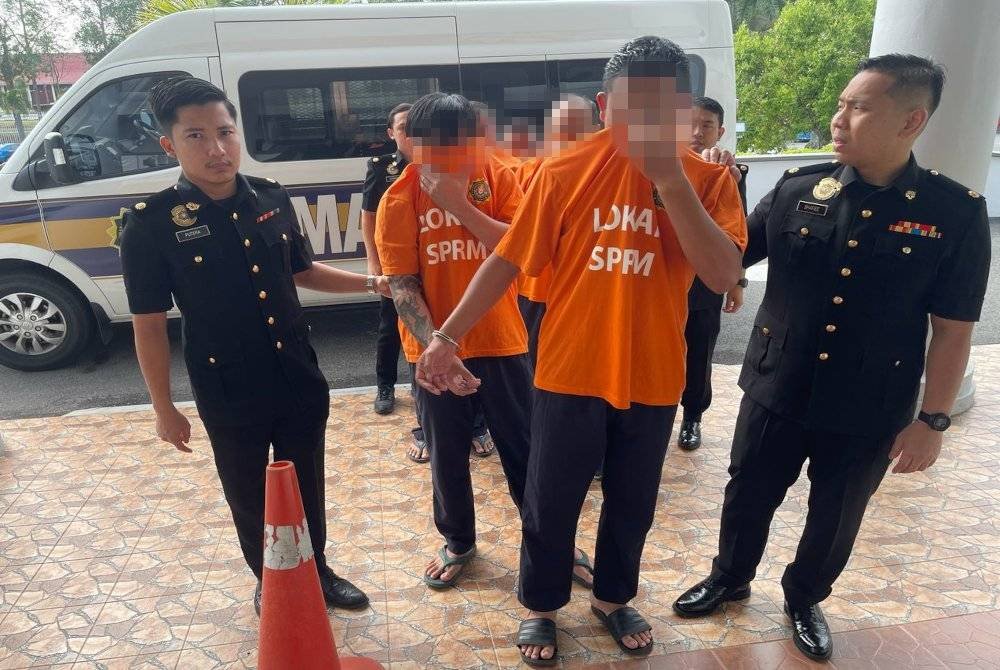 Lima penjawat awam menerima rasuah sehingga RM20,000 sebagai balasan tidak mengambil tindakan penguatkuasaan terhadap kilang e-waste ditahan SPRM dan dibawa ke Mahkamah Majistret, Ayer Keroh, Melaka pada Khamis.
(Mohon kaburkan wajah suspek.. terima kasih)..