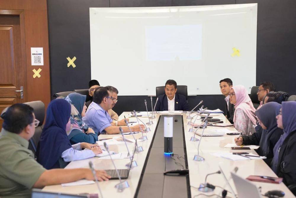 Zahari (tengah) ketika mempengurusikan mesyuarat penyelarasan bersama pihak KPKM dan Jabatan/Agensi yang terlibat dalam memperkasa agenda keterjaminan makanan Johor. Foto FB Zahari Sarip