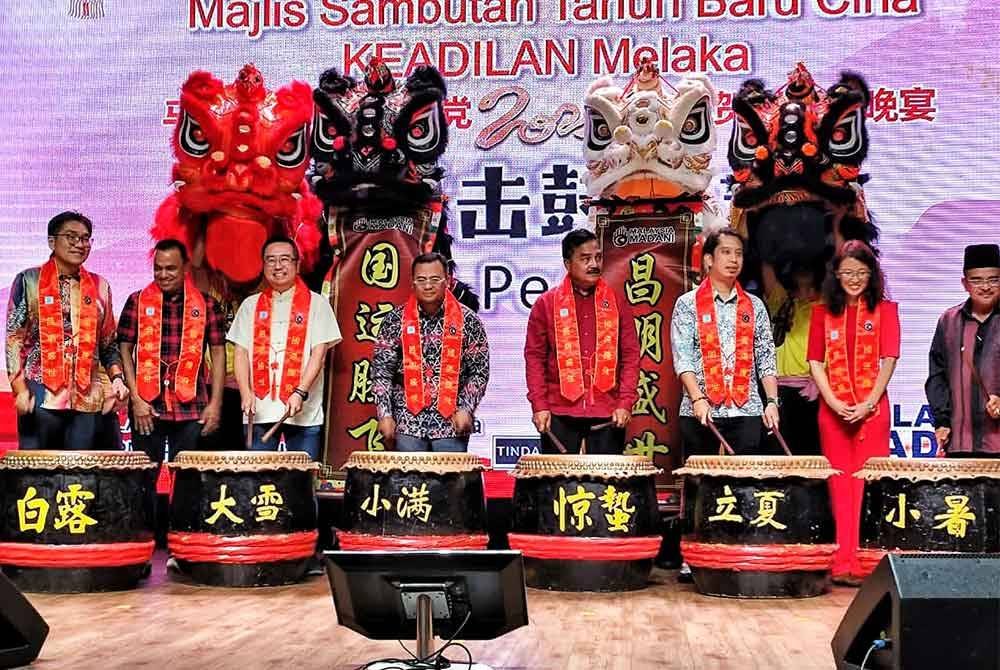 Amirudin (tiga dari kiri) memukul gendang sebagai simbolik merasmikan Majlis Sambutan Tahun Baharu Cina Keadilan Melaka 2025 di Ayer Keroh di sini pada malam Khamis.