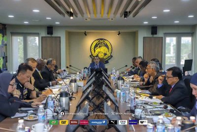 Joehari (tengah) dan pucuk pimpinan FAM berdepan cabaran untuk mengembalikan semula keyakinan peminat selepas sering dihujani kritikan dan beberapa isu yang menjejaskan imej badan induk bola sepak itu. Foto FAM