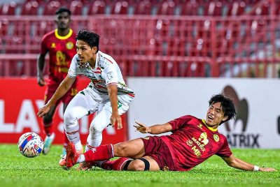 Pemain Negeri Sembilan FC Sangsu An (kanan) terjatuh ketika cuba bersaing mendapatkan bola ketika menentang pasukan Kedah Darul Aman FC pada perlawanan Liga Super di Stadium Tuanku Abdul Rahman Paroi pada Rabu. Foto Bernama