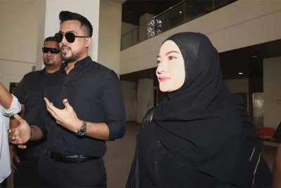 Penyanyi Aliff Aziz dan pelakon Ruhainies didakwa sudah membayar denda sebanyak RM3,000 setiap seorang berhubung kes khalwat di sebuah kondominium di ibu negara pada 9 Mac tahun lalu.