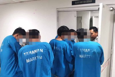 Tujuh warga Indonesia dihadapkan di Mahkamah Majistret Kuala Terengganu atas pertuduhan mencuri di sebuah pelantar minyak tidak berpenghuni dalam perairan negara, minggu lalu.