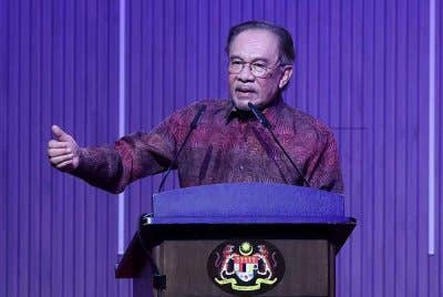Perdana Menteri Datuk Seri Anwar Ibrahim ketika berucap pada Majlis Peluncuran Bulan Wakaf Kebangsaan di Pusat Konvensyen Antarabangsa Putrajaya (PICC) hari ini. Foto Bernama