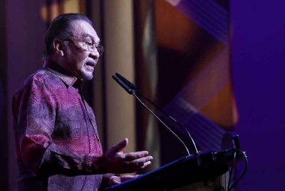 Perdana Menteri, Datuk Seri Anwar Ibrahim ketika berucap pada Majlis Peluncuran Bulan Wakaf Kebangsaan di Pusat Konvensyen Antarabangsa Putrajaya (PICC) pada Khamis. Foto Bernama 