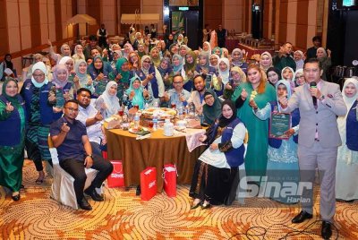Muhamad Azalan (duduk, empat dari kanan) bergambar bersama peserta dan tetamu pada Majlis Apresiasi Kepimpinan Skuad Ekspresi Hati Insan (Sehati Wanita) di Hotel De’ Palma Shah Alam pada Isnin. Foto Sinar Harian/MOHD HALIM ABDUL WAHID