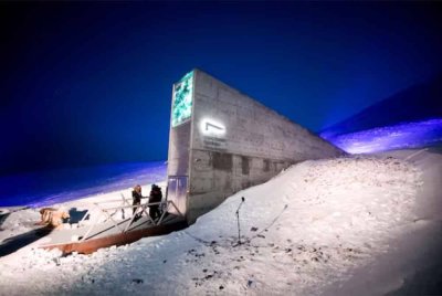 Pekerja berdiri di hadapan pintu masuk Svalbard Global Seed Vault (SGSV). Reuters.