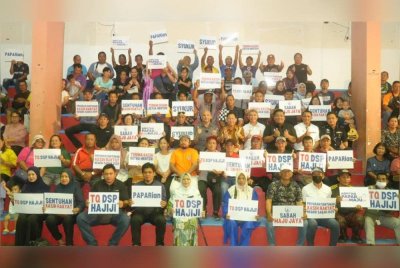 Armizan bersama penerima SYUKUR di bawah Parlimen Papar ketika menyempurnakan Program Advokasi Sara Hidup dan Pembukaan Akuan Bank Penerima SYUKUR Parlimen Papar, di Dewan Datuk Salleh Sulong, di Papar.