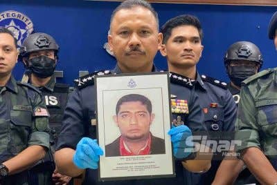 Polis Kelantan menjejaki seorang lelaki berusia 39 tahun yang dikenali sebagai Mohd Faisal Mohd Hanaffi bagi membantu siasatan berhubung rampasan 200kg syabu bernilai RM6.4 juta di Kampung Bechah Resak, Chabang Empat, Tumpat pada Ahad lalu.