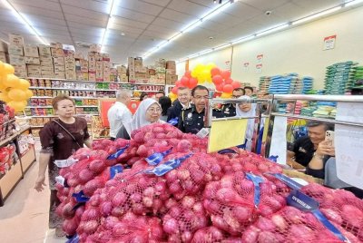 Fuziah memantau harga bawang merah selepas merasmikan pembukaan sebuah pasar raya di Indera Mahkota, Kuantan pada Khamis. Foto Sinar Harian.