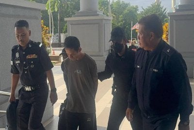 Chai Seng (dua dari kiri) didenda RM3,000 oleh Mahkamah Majistret Kuala Lumpur pada Khamis kerana mengugut mahu mengancam nyawa King Sing di Pejabat Ahli Parlimen, Jalan Parlimen di Sentul.