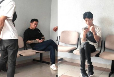 Sey Sim (duduk, kiri) dan Kar Weng (duduk, kanan) ketika hadir ke mahkamah.