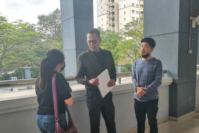 Tertuduh dan dua syarikat farmasi milik mereka didakwa di mahkamah atas 15 pertuduhan berkaitan penyalahgunaan QR Code FarmaChecker dan hologram keselamatan Farmatag pada ubat batuk tanpa kelulusan KKM dua tahun lalu.