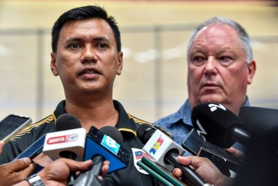 Hanizam Basri (kiri) ketika sidang akhbar Kejohanan Lumba Basikal Trek Asia 2025 di Velodrom Kebangsaan Nilai. Foto Bernama