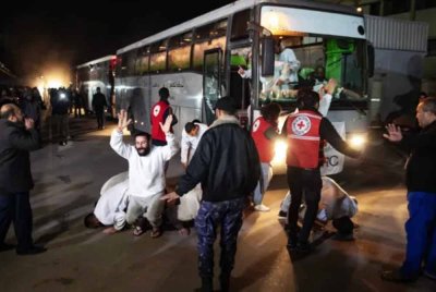 Beberapa tahanan Palestin melakukan sujud syukur selepas tiba di Tebing Barat. Foto Agensi