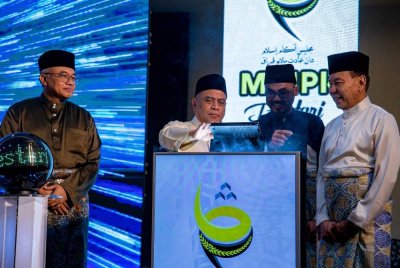 Saarani (dua dari kiri) menyempurnakan gimik perasmian sambil disaksikan Mohd Annuar (kanan) sempena Majlis Pengumuman Kadar Zakat Fitrah Tahun 1446/2025 dan Peluncuran Awal Aplikasi MAIPk Bestari di Kompleks Islam Darul Ridzuan di Ipoh pada Khamis.