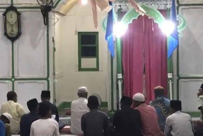 Solat tarawih di Masjid Nurul Awal pada malam Rabu. - Foto Agensi