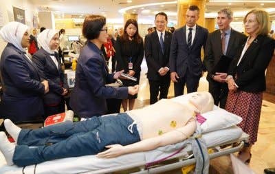 Simon Fellows (tiga dari kanan), Bryan Lin (empat dari kanan) dan Louise Cuskelly (kanan) melihat dan melawat pameran yang diadakan pada ACHS International Certificate Presentation Ceremony pada Khamis.