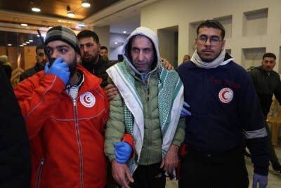 Seorang penduduk Palestin (tengah) yang dibebaskan oleh Israel. Foto AFP