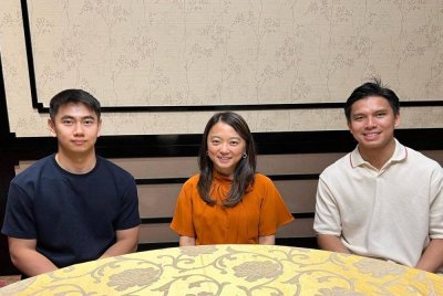 Hannah (tengah) mengadakan pertemuan dengan Nur Izzuddin (kanan) dan Sze Fei pada Rabu.