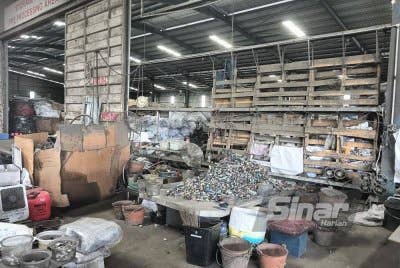 Sebahagian e-waste yang ditemukan semasa serbuan dilakukan Suruhanjaya Pencegahan Rasuah Malaysia (SPRM) bersama Jabatan Imigresen Malaysia (JIM) di lokasi pemprosesan barangan kitar semula itu di kawasan perindustrian Segamat Dua, Segamat, Johor pada Isnin. FOTO SINAR HARIAN - HISYAMUDDIN AYUB.