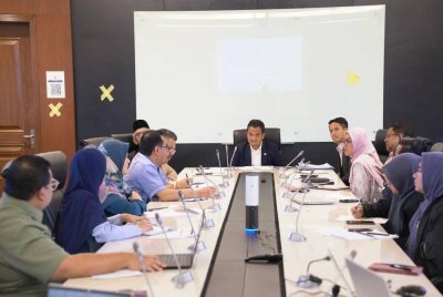 Zahari (tengah) ketika mempengurusikan mesyuarat penyelarasan bersama pihak KPKM dan Jabatan/Agensi yang terlibat dalam memperkasa agenda keterjaminan makanan Johor. Foto FB Zahari Sarip