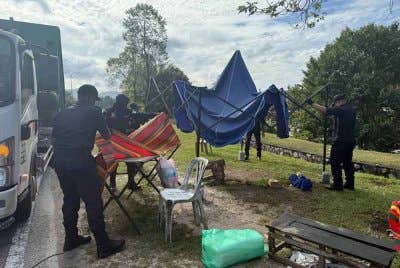 Anggota JPSPPA, MPHS telah menjalankan satu tindakan penguatkuasaan terhadap barangan penjaja yang diletakkan dan ditinggalkan di tempat awam pada Rabu. - Foto: FB MPHS