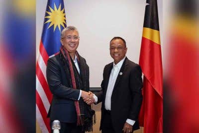 Tengku Zafrul (kiri) ketika mengadakan pertemuan dua hala dengan Menteri Perdagangan dan Industri Timor-Leste, Filipus Nino Pereira (kanan) sempena Pemukiman Menteri-Menteri Ekonomi ASEAN (AEM) ke-31 di Desaru, hari ini. - Foto: Bernama