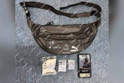 Barangan yang dirampas bersama suspek ketika ditahan di Jalan Felda Bukit Rokan, Gemencheh pada Khamis. - Foto: Polis