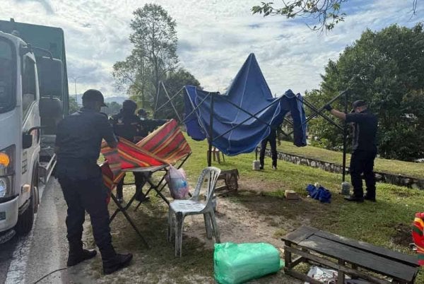 Anggota JPSPPA, MPHS telah menjalankan satu tindakan penguatkuasaan terhadap barangan penjaja yang diletakkan dan ditinggalkan di tempat awam pada Rabu. - Foto: FB MPHS
