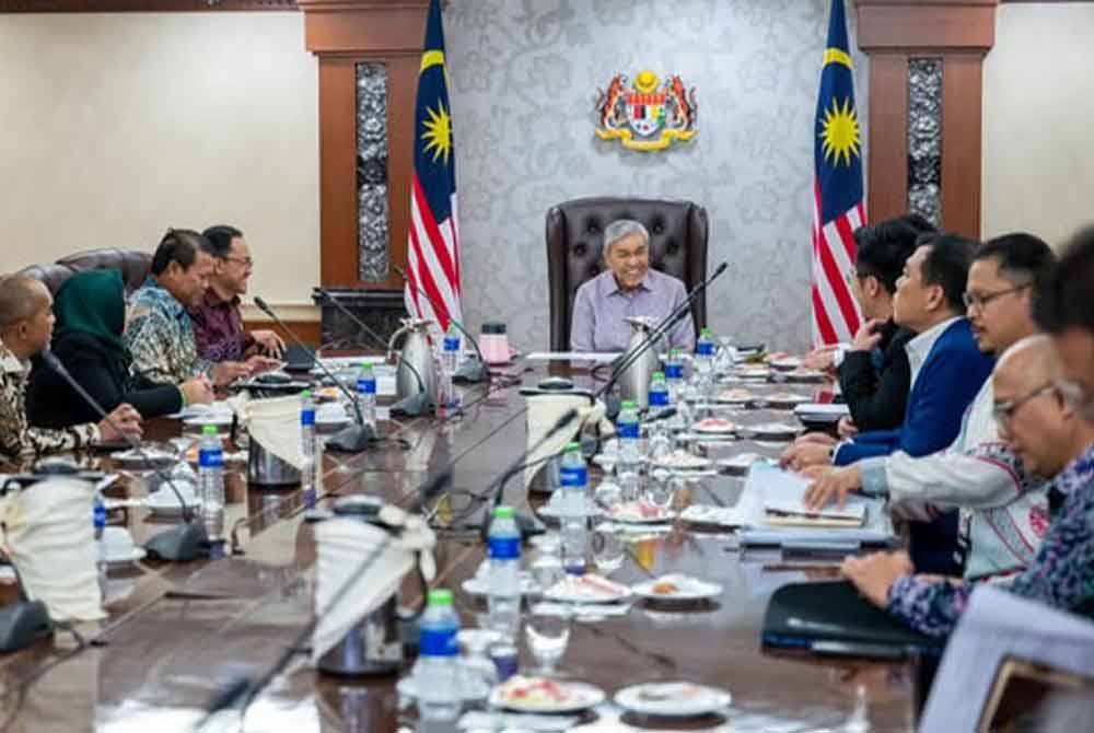 Ahmad Zahid ketika bertemu dengan wakil syarikat BYD Company Limited di Parlimen