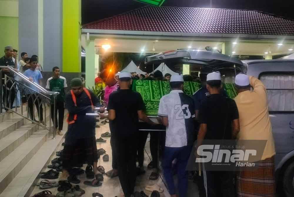 Lebih 300 orang termasuk ahli keluarga, guru dan rakan arwah turut hadir mengiringi jenazah sehingga ke tanah perkuburan dan selesai kira-kira jam 11 malam Khamis.