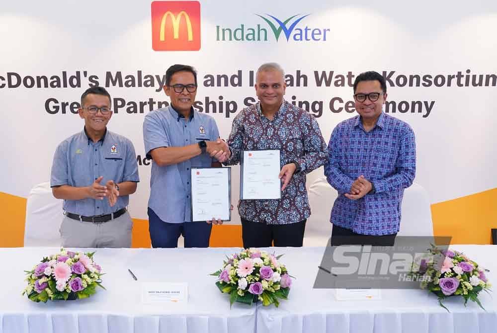 Azmir (dua dari kiri) dan Narendran bersama MoU yang telah ditandatangani pada Khamis. Foto Sinar Harian/MOHD HALIM ABDUL WAHID