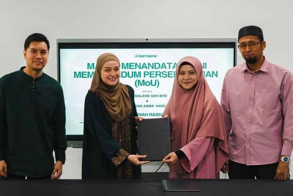 Asma' (dua dari kanan) dilantik menjadi penasihat syariah rasmi melalui memorandum persefahaman (MoU) bersama Dermalene.