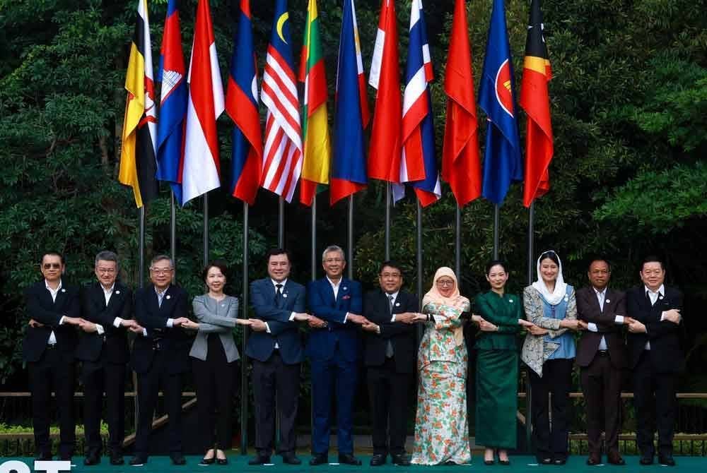 Zafrul (enam, kiri) bersama ketua delegasi dari negara ASEAN dan Timor-Leste pada sesi bergambar sebelum memulakan Permukiman AEM ke-31 di Desaru, Johor hari ini. Foto Bernama