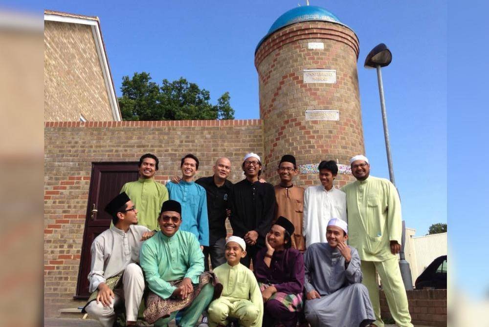 USTAZ MOHAMMAD BAIHAQI (duduk dua dari kiri) bersama rakyat Malaysia yang beraya di Masjid Canterbury.