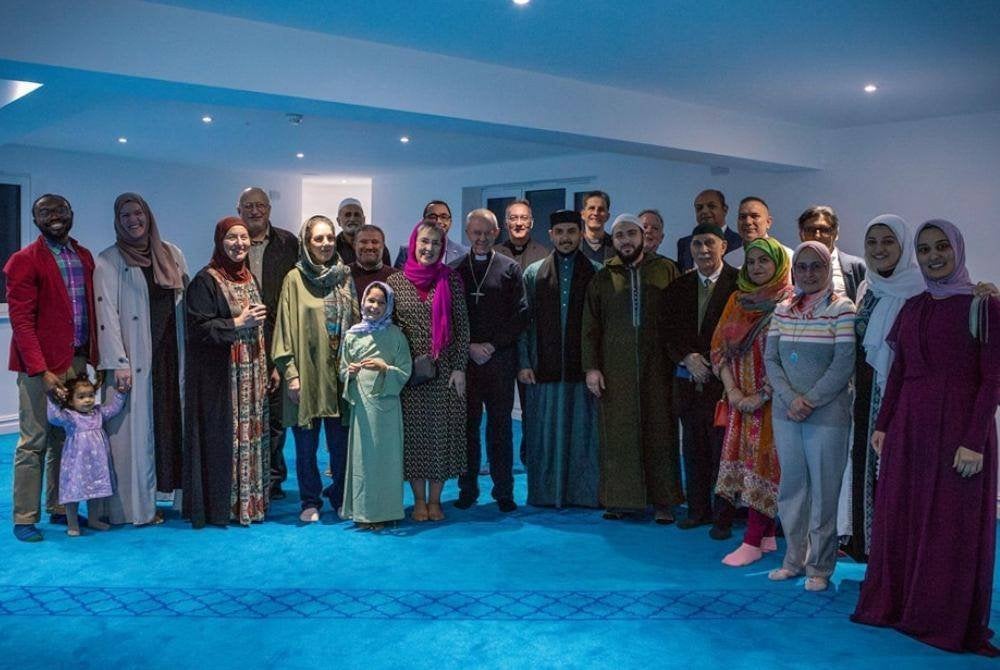 RAMADAN tahun lalu, Masjid Canterbury turut menjemput pimpinan agama lain untuk menjamu selera ketika umat Islam berbuka puasa. Foto FACEBOOK CANTERBURY MOSQUE