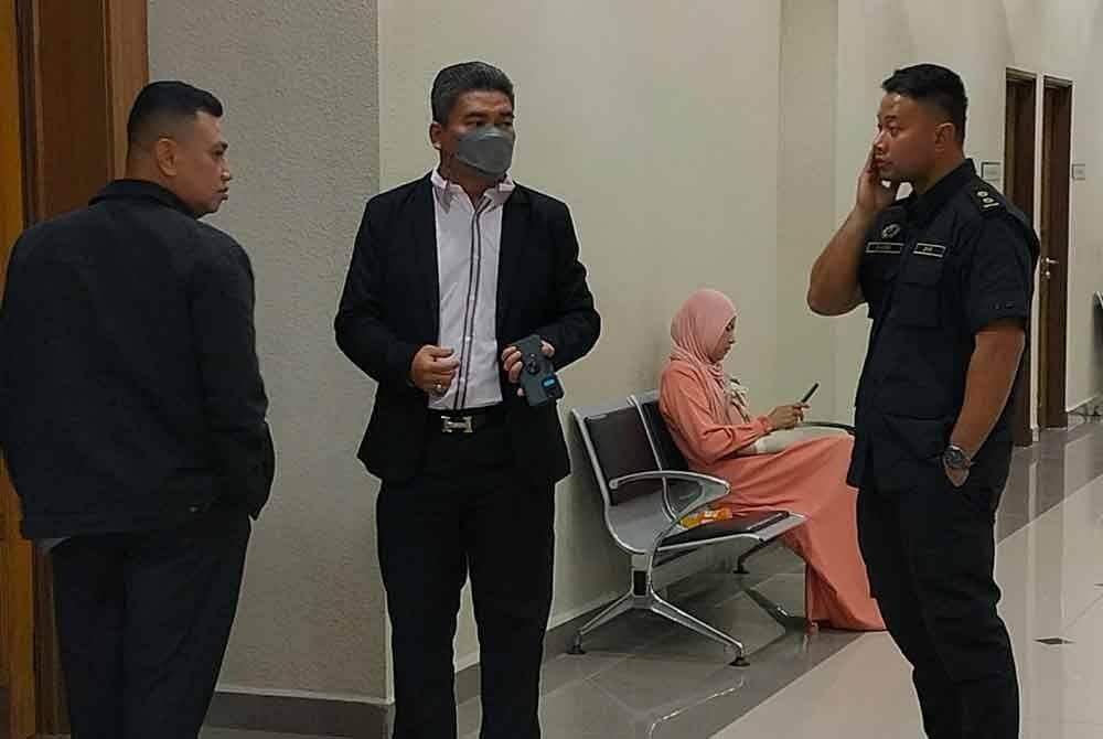 Wan Aidie Amin (kiri) hadir ke mahkamah mewakili PPNP yang menghadapi petuduhan dalam Mahkamah Sesyen di sini pada Jumaat atas tuduhan menduduki tanah kerajaan negeri tanpa kebenaran.