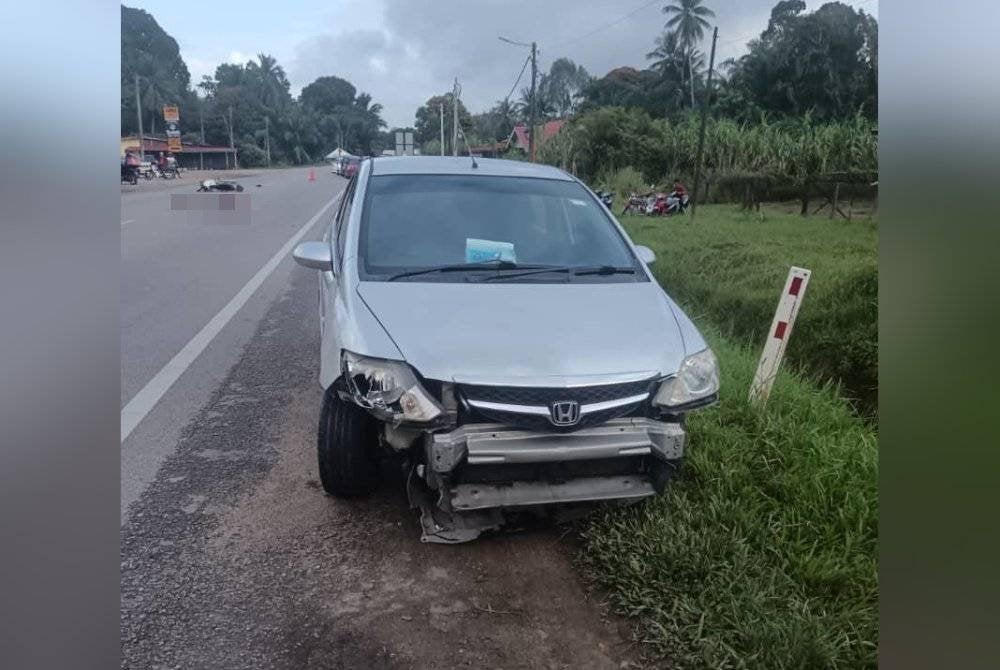Keadaan kenderaan yang terlibat dalam kemalangan di Kampung Gong Nering, Besut, petang Khamis.