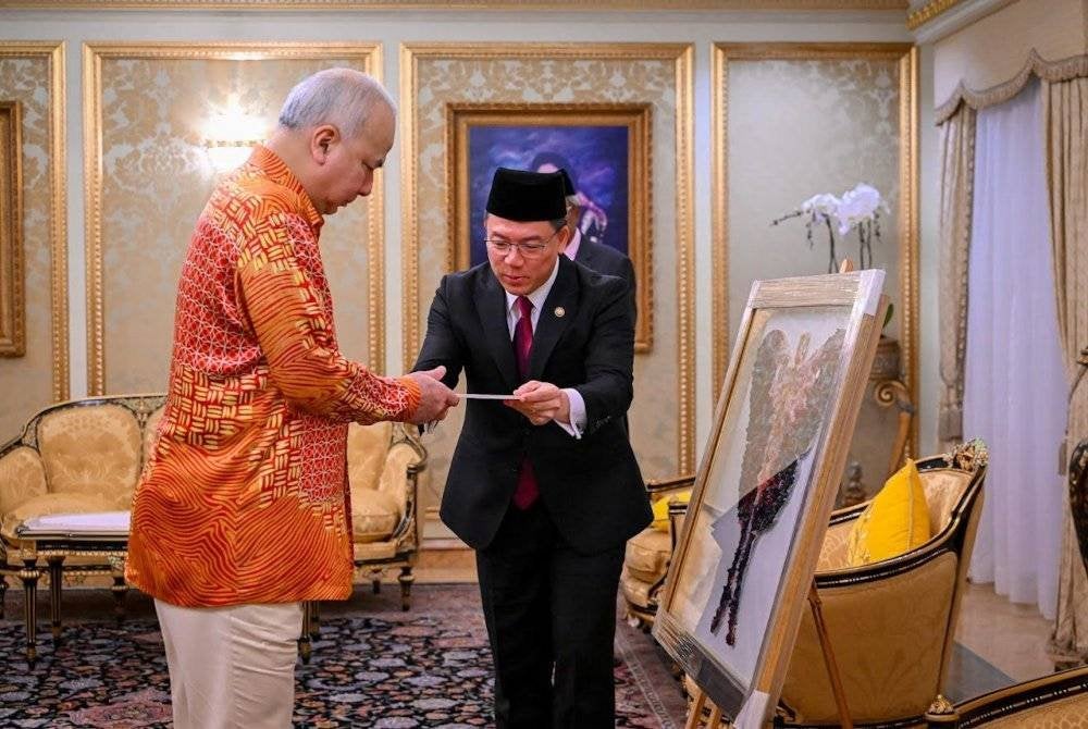 Sultan Nazrin turut berkenan menerima cenderahati daripada SWCorp yang dipersembahkan oleh Kor Ming di Istana Perak, Changkat Persekutuan pada Khamis.